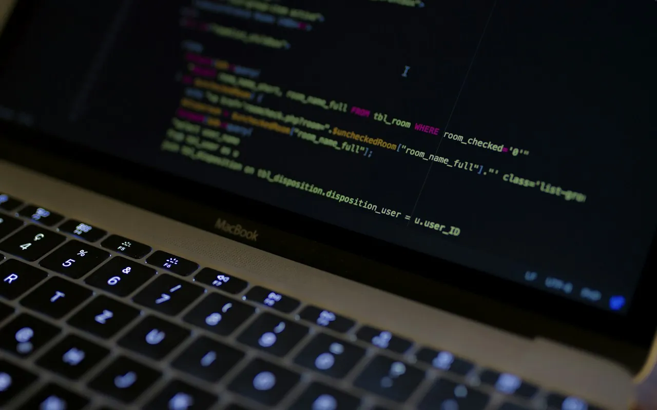 Quellcode auf einem dunklen Laptop-Bildschirm