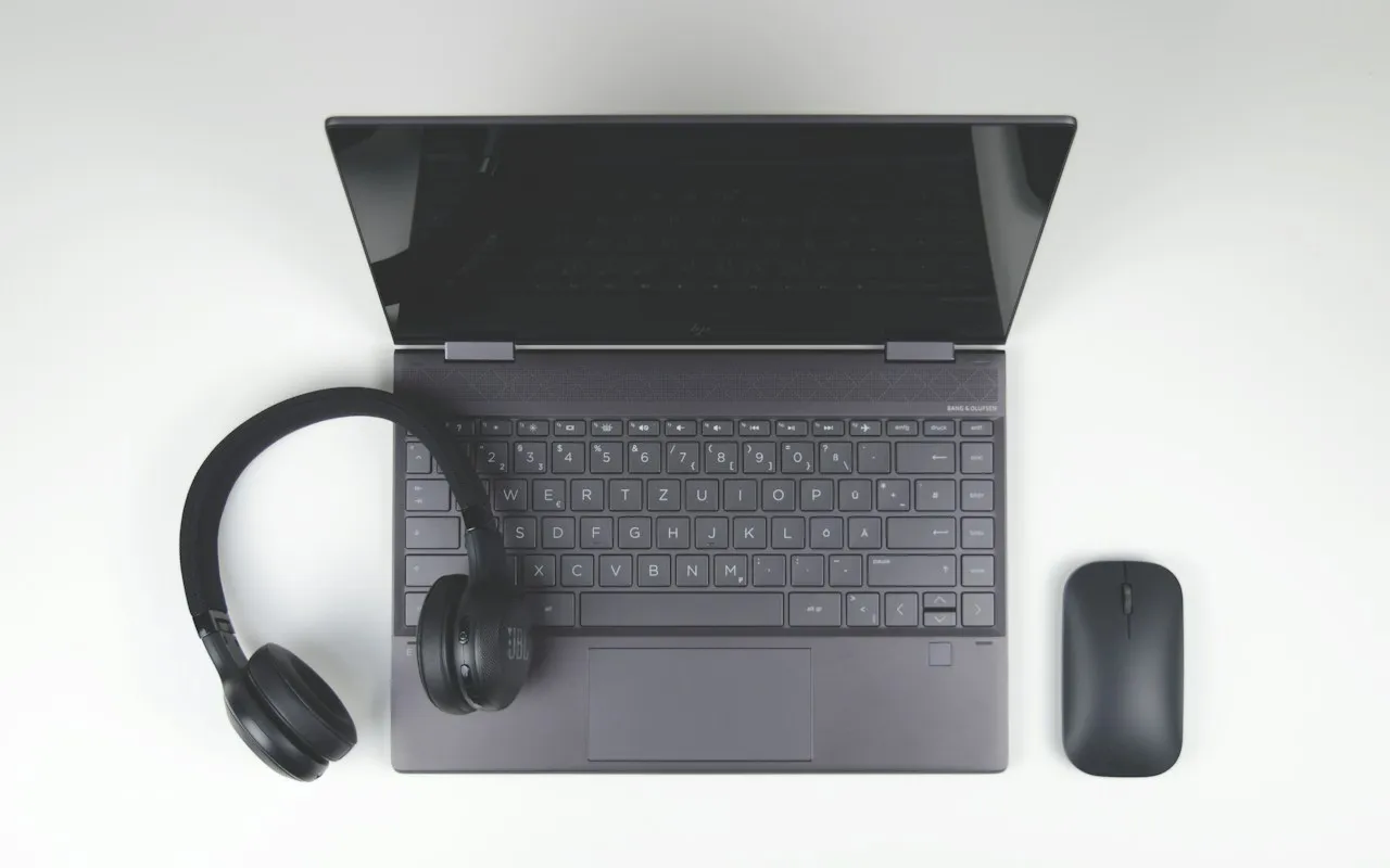 Laptop mit Headset und Maus von oben