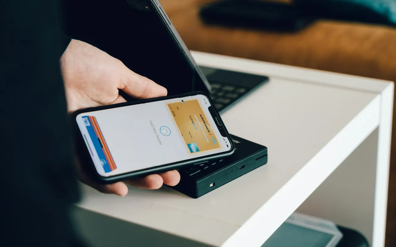 Smartphone beim kontaktlosen Bezahlen