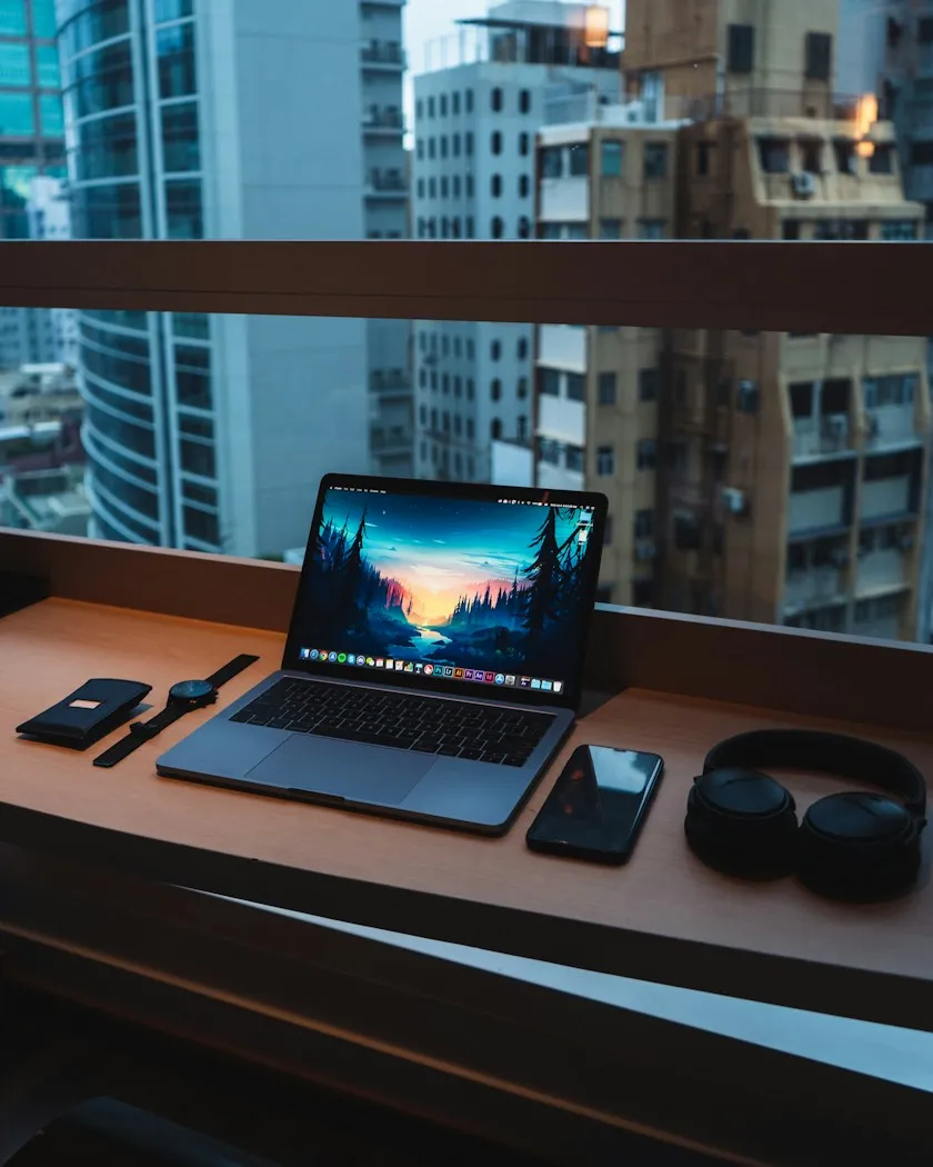 Arbeitsplatz — Laptop und Notizbuch (Symbolbild, Unsplash)